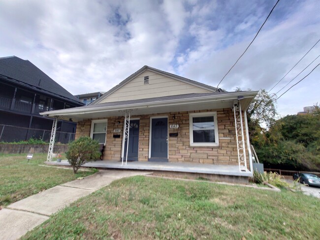 Building Photo - 643 W 1st St Rental