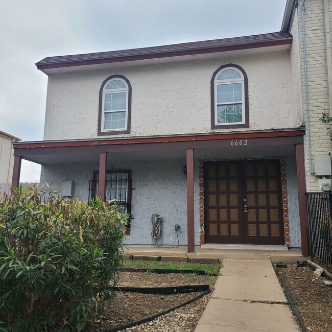 Building Photo - Spacious 2 BR/2.5 bath townhome near the Medical Center w/a fenced in yard!