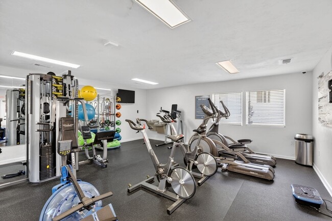 Alcanza tus objetivos de fitness en el gimnasio totalmente equipado de Seminole Flatts - Seminole Flatts