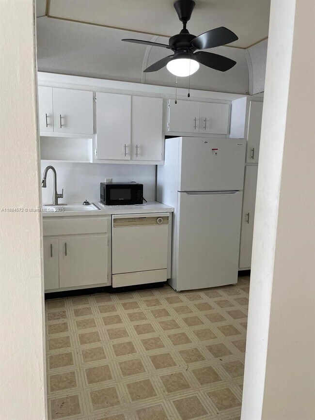 Photo - 1301 NE Miami Gardens Dr Unidad 323W