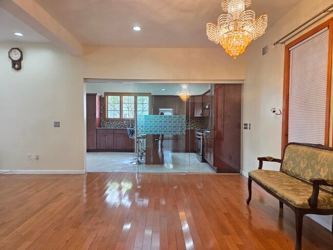 Photo - 561 AVENUE E