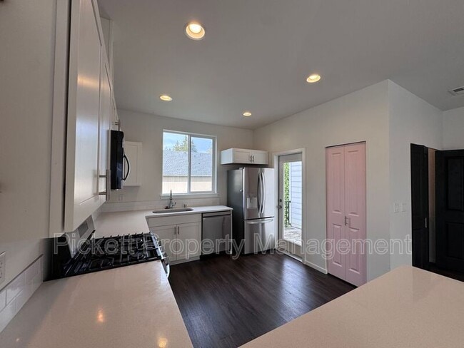 Photo - 814 NW Highgarden Dr