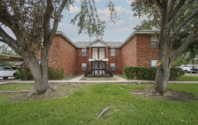Building Photo - 1918 Angus St Unit 3