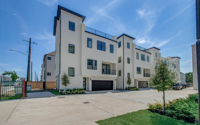 Building Photo - 8702 Ojeman Villas Dr