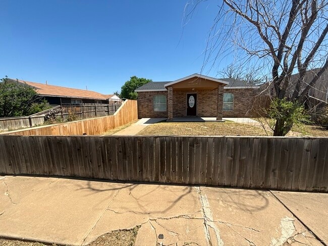 Building Photo - Spacious 3 bed 2 bath home, move in ready