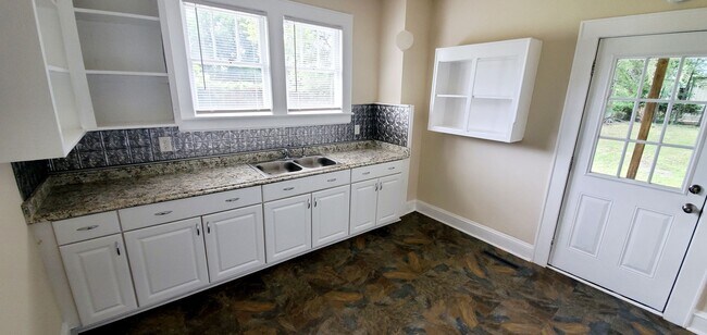 Photo - Lovely 2 Bedroom with a Large Yard!