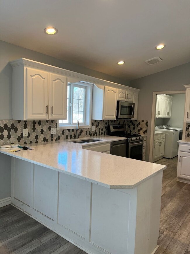 Photo - THIS IS A LEASE TAKEOVER - PLEASE CONTACT ...