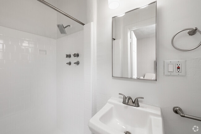 Studio - 323SF - Bathroom - SM Hollywood Studios