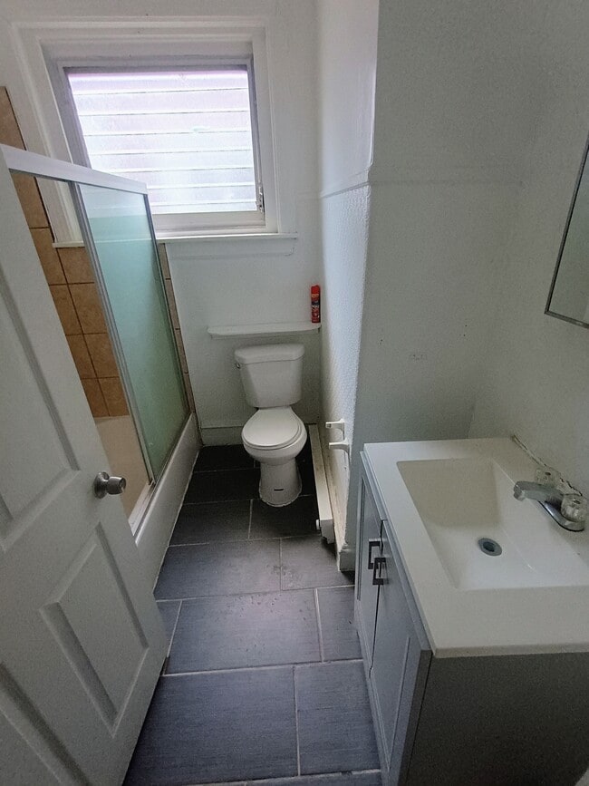 Baño - 2338 W Hagert St Unidad 2