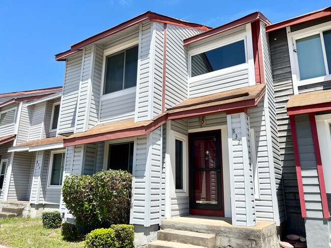 Stunning 3 Bedroom 2.5 Townhome Located in... - Stunning 3 Bedroom 2.5 Townhome Located in...