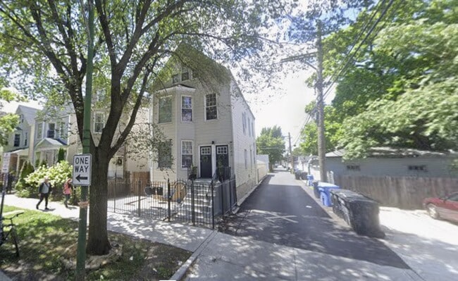 Building Photo - 2742 N Lawndale Ave Unit 2