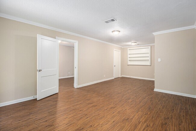 Photo - 5235 Kingsbury St