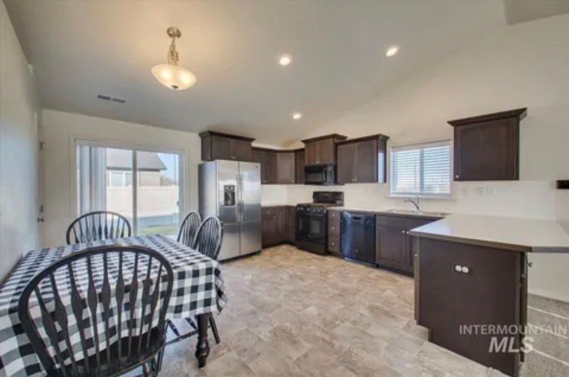 Photo - 698 Diamond Lake St