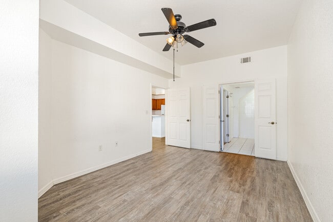 Photo - 105 Turpial Way