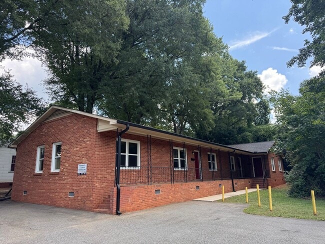 Building Photo - Two Bedroom Apartment in Statesville