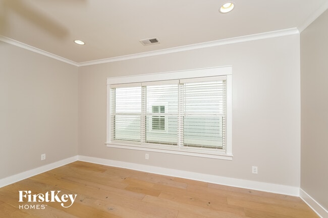 Photo - 1320 Shades Terrace