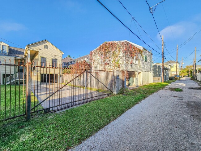 Photo - 1421 Winnie St