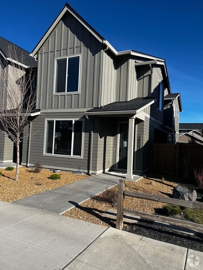 Building Photo - 3 Bedroom / 2.5 Bathroom Townhome in SE Bend