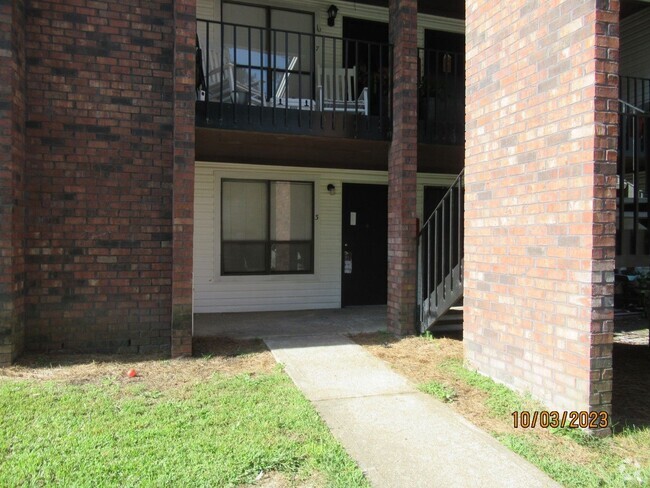 Building Photo - Willow Run- 2 bedroom/2 bath downstairs Ap... Rental