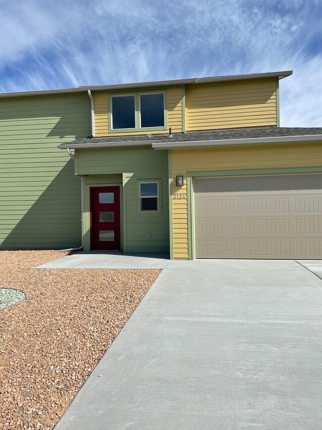 3 Bedroom/2 1/2 bath, 2 car garage availab... - 3 Bedroom/2 1/2 bath, 2 car garage availab... House