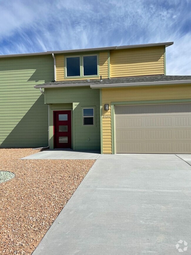 Building Photo - 3 Bedroom/2 1/2 bath, 2 car garage availab... Rental