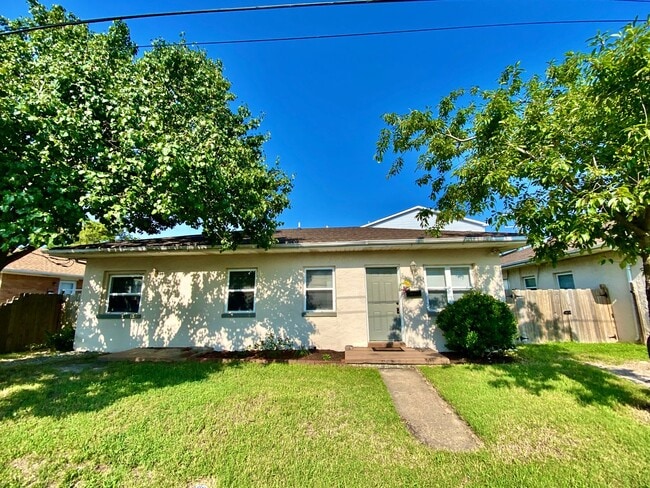 Building Photo - Cozy Cottage By The Sea!  3/2 Available 11... Rental