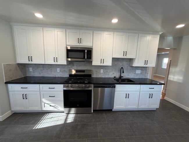 Building Photo - 969 Elgin St