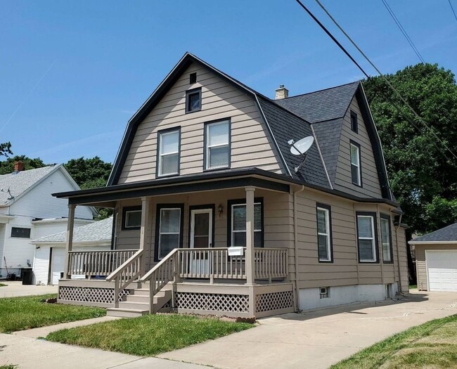Building Photo - Huge 4 Bedroom 2 Bath Single Family with Central Air!