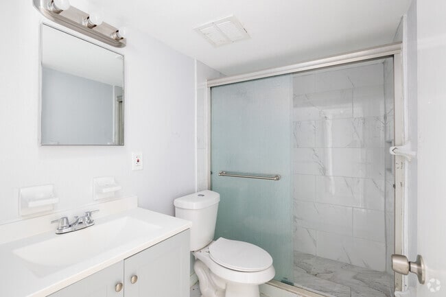 1 habitación, 1 baño - 800 pies cuadrados - Baño - Eastbrook Apartments