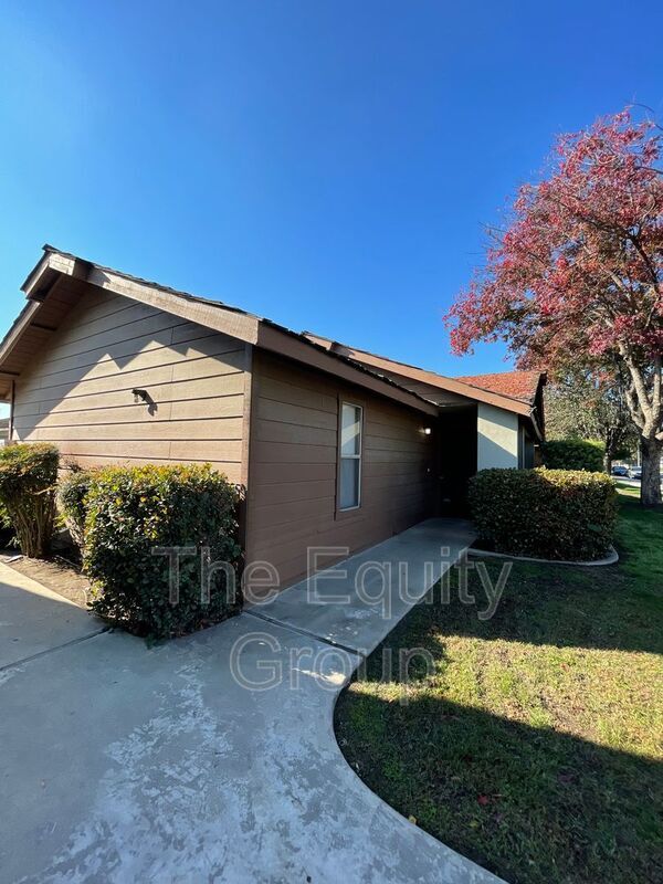 Building Photo - 1571 E Cross Ave