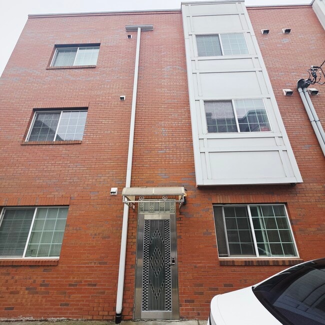 Building Photo - 628 N 11th St Unit 4