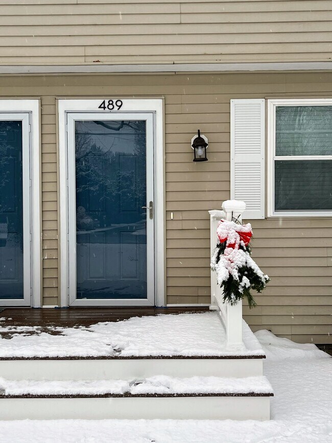 Side-by-side entrance - 489 Boston Neck Rd Unit 489 Boston Neck