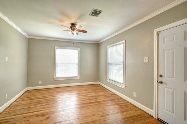 Photo - 2030 Gostick St