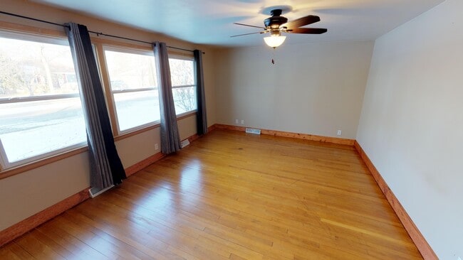 Photo - 907 E Harding Dr