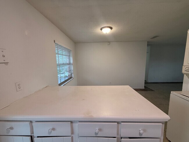 1667 Weston Oaks Dr Unidad D