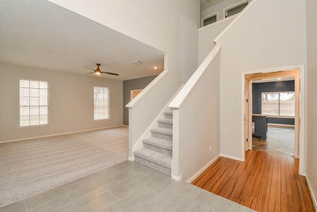 Photo - 406 Billingford Dr