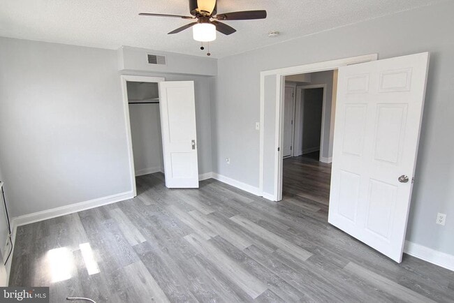 Building Photo - 135 W 4th St Rental
