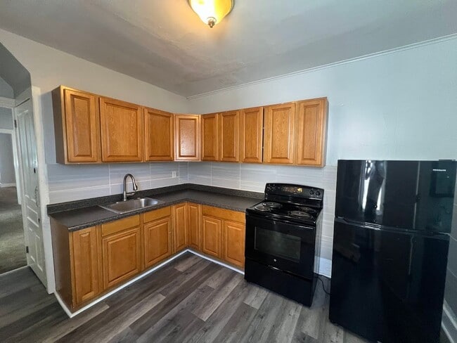 Building Photo - 746 N 11th St Unit Apt 1