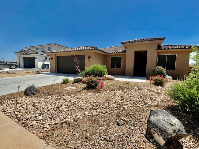 Beautiful Pet-Friendly 4-BR Home in Hurricane - Beautiful Pet-Friendly 4-BR Home in Hurricane