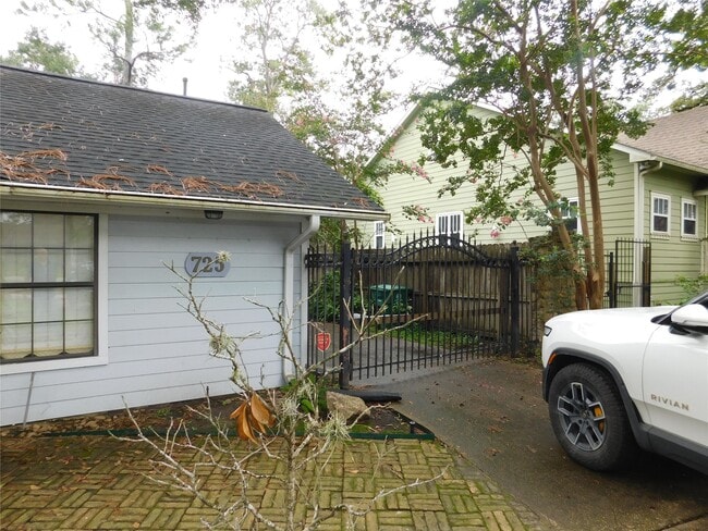 Photo - 725 W 42nd St