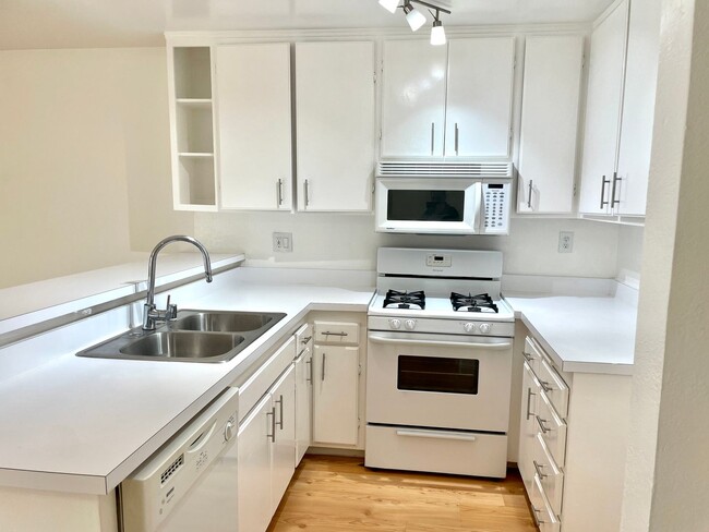 Building Photo - Beautiful 1 Bed/1 Bath Condo Apartment with Private Patio, Hardwood Flooring, Pool, and AC