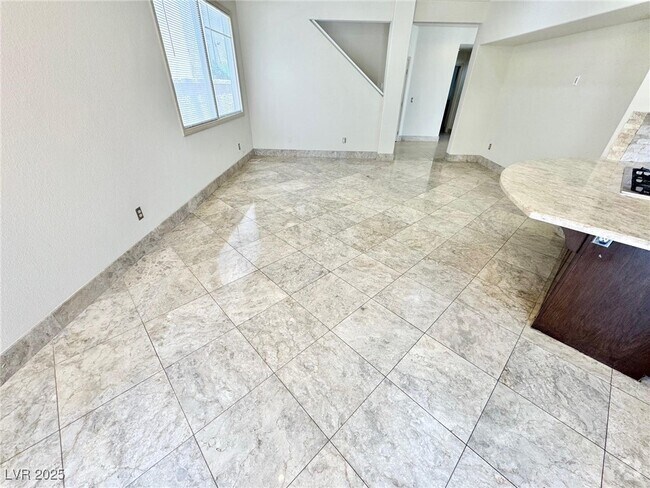 Building Photo - 8753 Rainbow Ridge Dr Rental