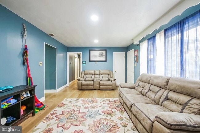 Photo - 323 RUSSELCROFT Rd