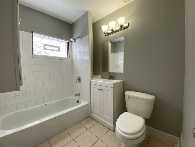 Photo - Beautiful 4 Bedroom 1.5 Bathroom Townhome in Minneapolis!