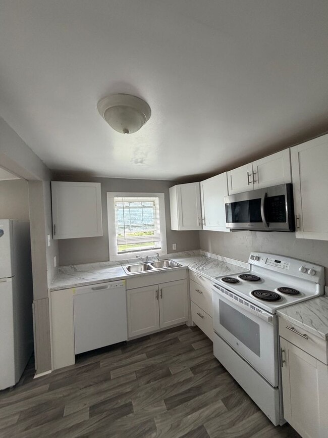 Building Photo - COMING SOON! 3 BED HOUSE