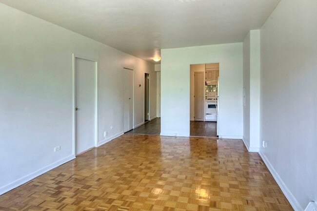 Building Photo - 2400 Av. Van Horne Unit 305