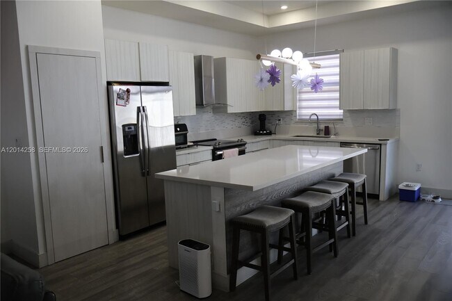 Building Photo - 10443 NW 82nd St Unit 33