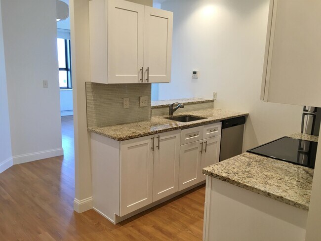 Photo - 875 Elm St Unidad 1005