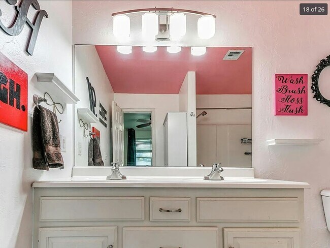 Photo - 401 E 8th St