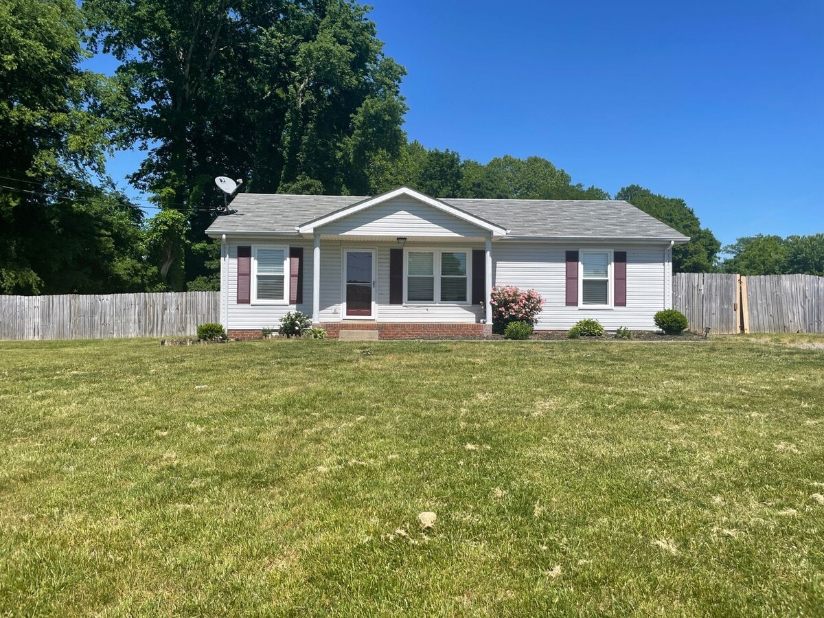 Large back yard, updated house, Hurry - Large back yard, updated house, Hurry